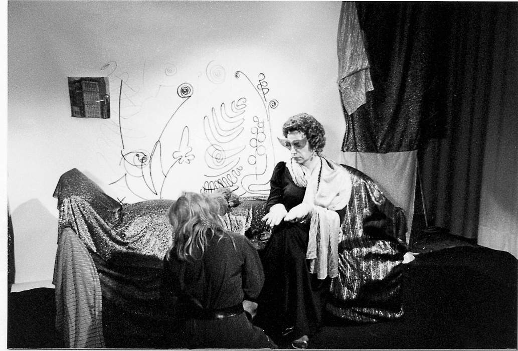 Bazon Brock als Peggy Guggenheim, in „Peggy und die anderen oder: Wer trägt die Avantgarde“, Bild: Film von Werner Nekes und Bazon Brock zur Ausstellung „Westkunst“, Köln 1981.