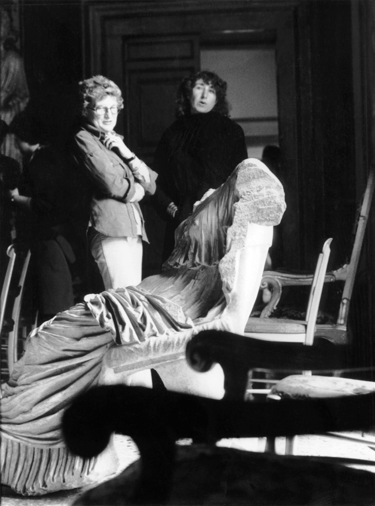 Bazon bittet seine Frauen Melusine Huss und Karla Fohrbeck, sich zu musealisieren, Bild: Petrarcareise 1978 Foto | hajo schiff.