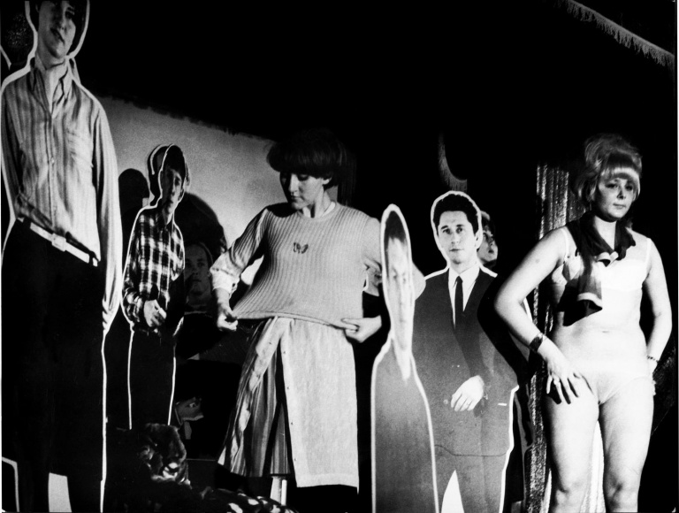 Counter-Striptease (Mette O. zieht soviele Kleidungsstücke übereinander wie Gerda P. auszieht.), Bild: Action-Teaching "A-Männer, B-Männer", Hochschule für Bildende Künste Hamburg 1966 © Anke Grundmann.