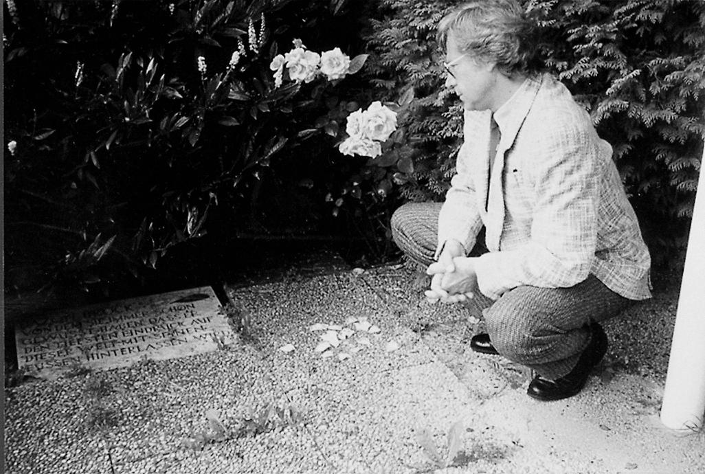 Memorial „Bazon Brock, von dem Sie immer schon gewußt haben, daß er den tiefsten Eindruck auf Erden mit seinen Füßen hinterlassen würde.“ 1968
