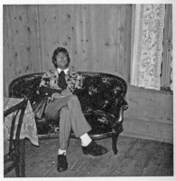 Zu Besuch bei NIETZSCHE in Sils Maria. NIETZSCHE ist nicht anwesend. Ich versuche, mich so zu verhalten, als würde er jeden Augenblick ins (sein) Zimmer kommen.