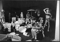 Zur zwölften Einheit - Viertes Strukturprinzip, Bedeutungswandel durch Kontextänderung: Gestischer Fundus der Mannequins und Subkulturfiguren werden gegen den gestischen Fundus des klassischen Theaters gesetzt, wodurch sich beide Repertoires wechselseitig interpretieren.