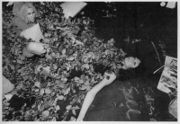 Zum Finale - Das zweite Strukturprinzip der Haufenbildung als qualitativer Sprung: Der Liebesbeweis mit einem halben Zentner Rosen wird zur Gewaltanwendung.