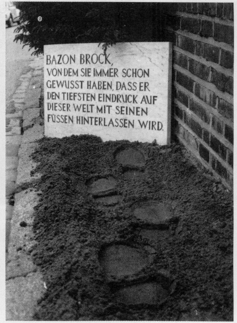 2 Bazon Brock, von dem Sie immer schon gewusst haben, dass er den tiefsten Eindruck auf dieser Welt mit seinen Füssen hinterlassen wird., Bild: Frankfurt, Galerie Patio 1968.