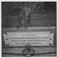 2 Zum Grabe Friedrich II von Staufen