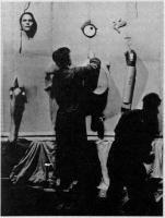 2 Bühnenbild "Unterstzuoberst"