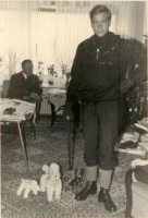 Um meinen Großvater zu kennzeichnen (als Kerl von Statur) pflegte man daheim zu erzählen, "er habe Füße so groß wie ein Dackel besessen". Ich rekonstruierte das 'großväterliche ' Merkmal, um mich in die Rolle eines legendären Familienoberhaupts einzuüben. Vergleiche mein Stück 'die Schwingungsweite des Krückstocks meines Großvaters', aufgeführt in 24 Stunden, Wuppertal 1965.