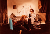 Bazon Brock als Peggy Guggenheim, in „Peggy und die anderen oder: Wer trägt die Avantgarde?“