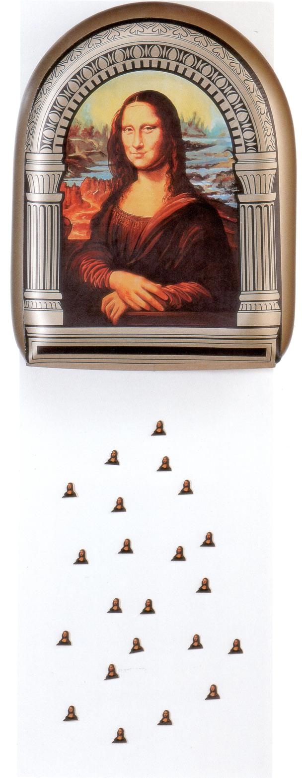 Broschen und aufblasbares Sitzkissen mit dem Portrait der Mona Lisa nach Leonardo da Vinci. Diese älteste Ikone der Museumskultur (Louvre, Paris) spielt auf einen Witz an, den Marcel Duchamp mit Mona Lisa trieb (deutsch etwa: Die Dame juckt es.). Für die Pointe bitte eigene Phantasie benutzen.