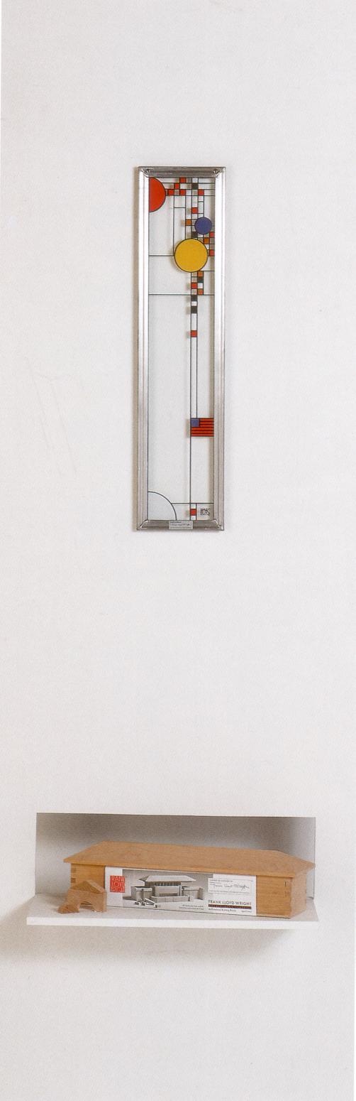 Beispiel einer Bleiglasbemalung, wie sie Frank Lloyd Wright für seine Villen zu Beginn des Jahrhunderts verwendete.  Darunter Modellbaukasten des Robie-Hauses von Frank Lloyd Wright in Chicago, um das architektonische Formdenken von Wright der eigenen Hantierung zu erschließen.