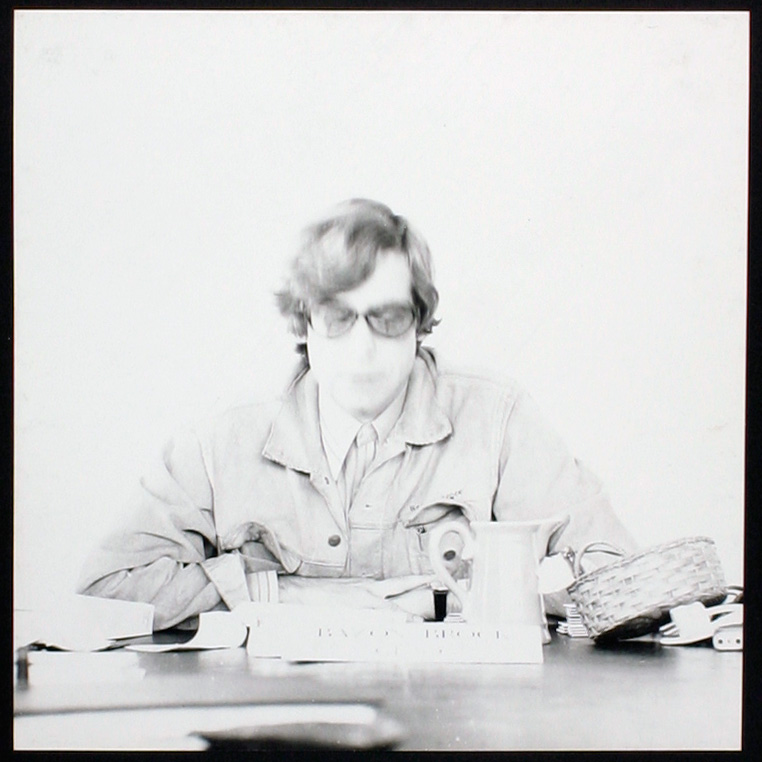 Bilderserie »Der weise Bazon Brock« 115/116, Bild: mamya, B. 11, 1/8 sec., Bildformat: 24 x 2 cm © Joachim Schaffer, Hamburg 1972.