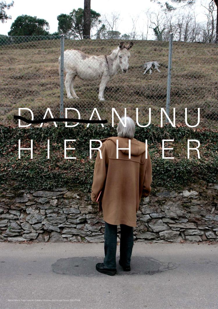 D A D A N U N U / H I E R H I E R, Bild: Bazon Brock, Fuga Saeculi. Cabaret Voltaire, Zürich und Tessin 2007/2008 © QART Büro für Gestaltung, 2011.
