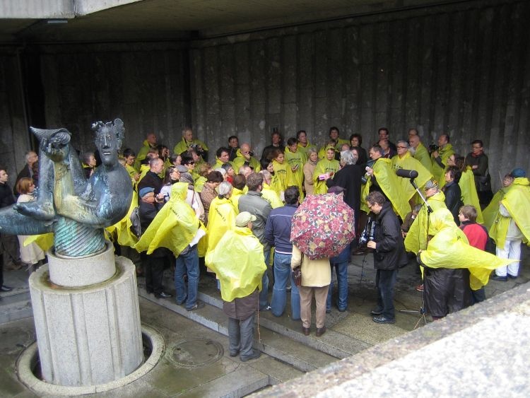 1. Mai 2006-Zeremonie am Dionysos-Brunnen in Köln, Orakel in Residence – Aufruf zur Stiftung des Kölner Quellorakels, Bild: Lustmarsch, II.8, S. 254 (ähnliches Bild); Prozession "Gott und Müll", Köln, 2006.