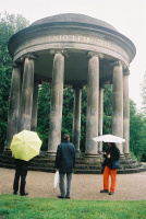 Unter Regenschirmen