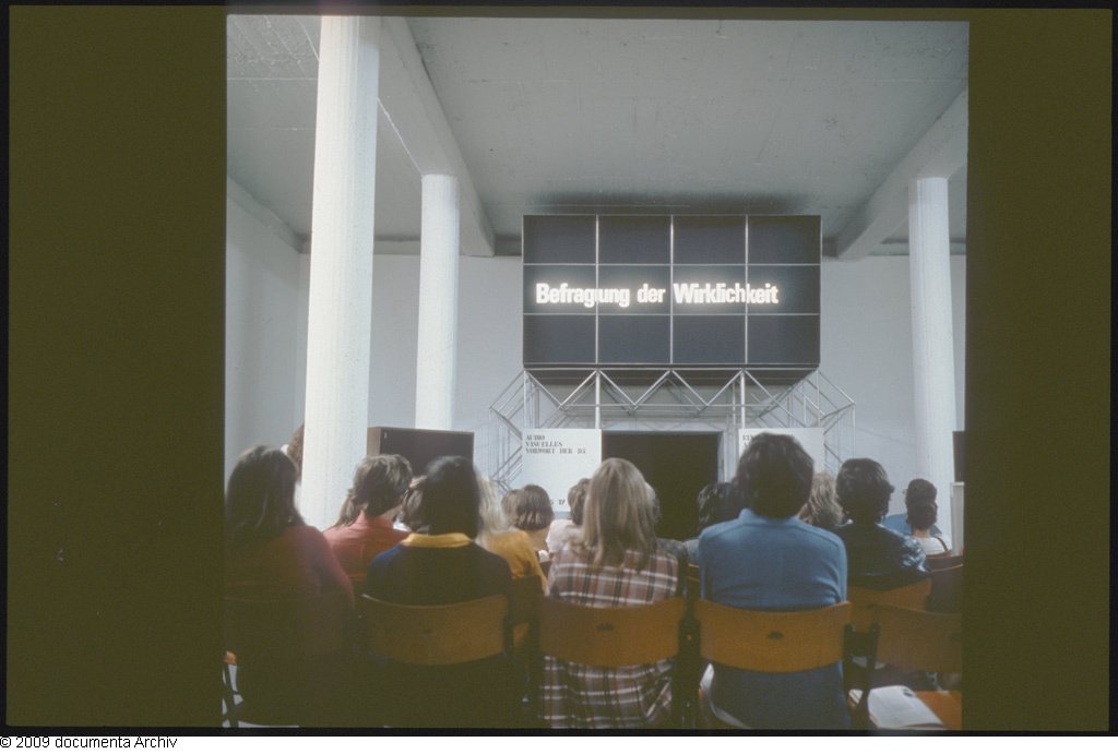 Befragung der Wirklichkeit. Audiovisuelles Vorwort, Bild: documenta 5, Friedericianum Kassel 1972.