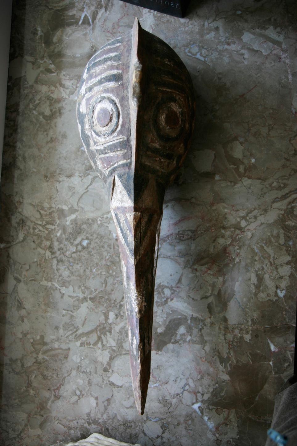 Afrikanische Ritualmaske: Bild im Kult keine Kunst, Bild: Lustmarsch, II.6, S. 201 © QART, Stefanie Hierholzer und Ulrich Klaus.