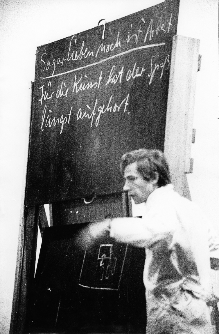 Sogar Lieben noch ist Arbeit. Für die Kunst hat der Spaß längst aufgehört., Bild: Aktion mit Joseph Beuys. Düsseldorfer Kunstakademie 1967 © Ute Klophaus.