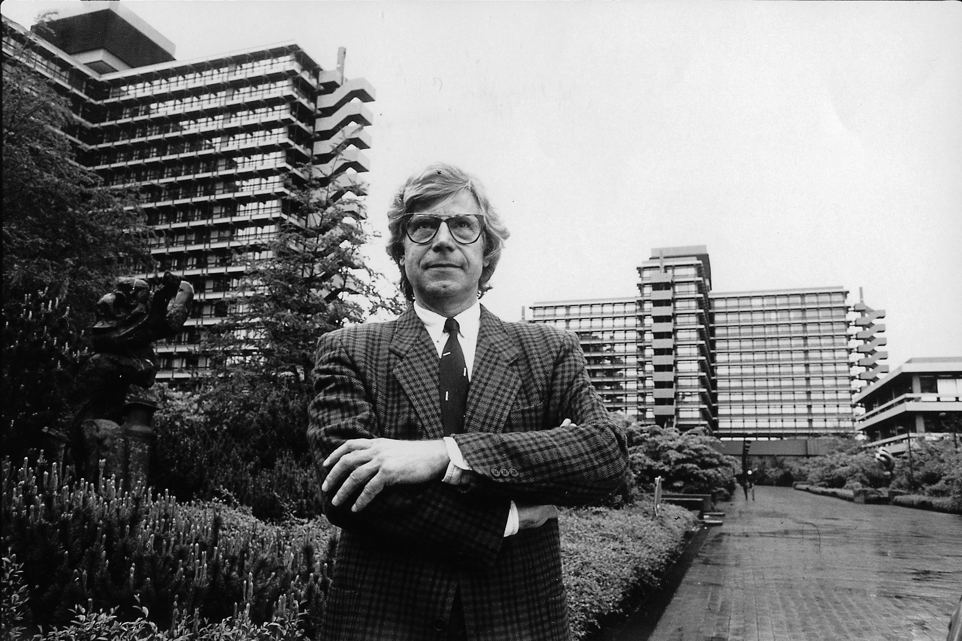 Bonner Erscheinungsschwäche, Bild: vor Gebäude.