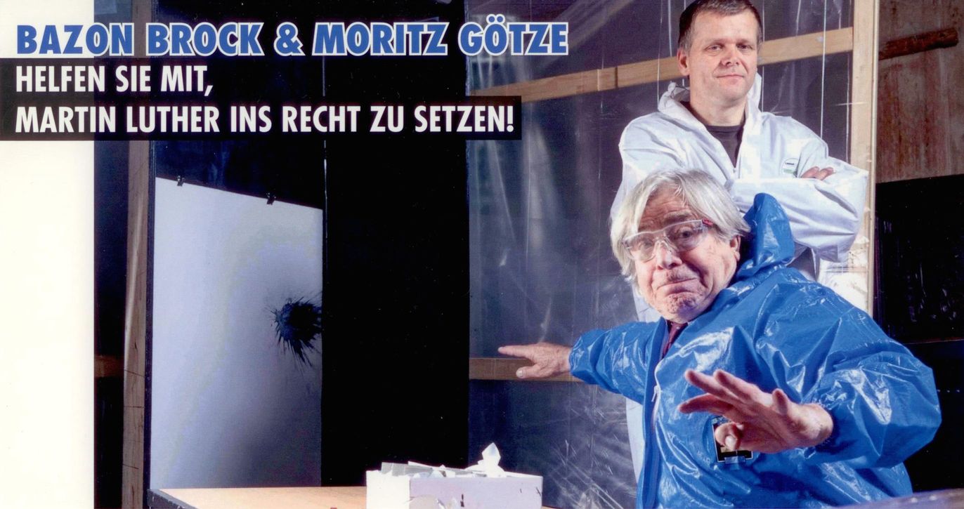 Bazon Brock & Moritz Götze: Helfen Sie mit, Martin Luther ins rechte Licht zu setzen, Bild: Flyer zur Ausstellung in der Galerie Rothamel (16.01.-20.02.2010). Foto: Christian Lohse, 2009.