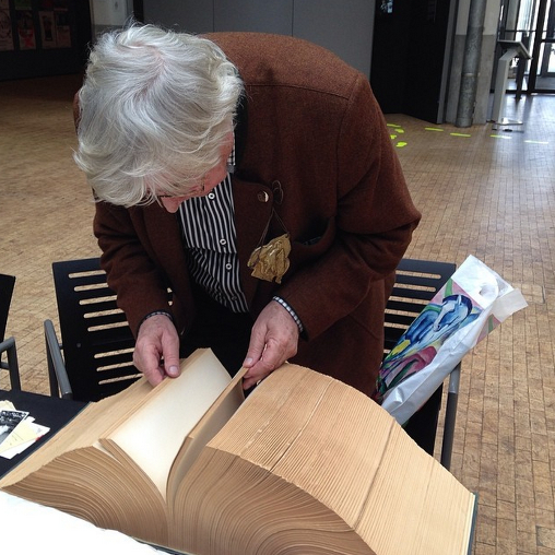 Bazon Brock mit dem Blätterbuch, Bild: 2013.