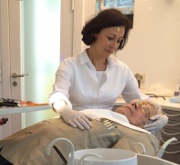 Experimentelle Kulturgeschichtsschreibung in der Zahnarzpraxis Dr. Martina Greiling. Patient Brock übt sich per Attitüdenpassepartout in Leidenserinnerungen, um Betäubungsspritzen zu vermeiden.